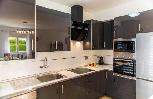 Magnificent villa: 2 private pools, BBQ, garden & parking. 13 per. In Padul - Foto 8