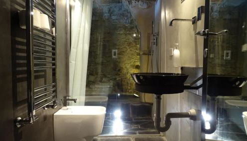 HOST4U - PAPA GIGI's House, Beautiful Apartment into Ancient Stone - Foto 2