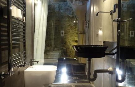 HOST4U - PAPA GIGI's House, Beautiful Apartment into Ancient Stone - Foto 2
