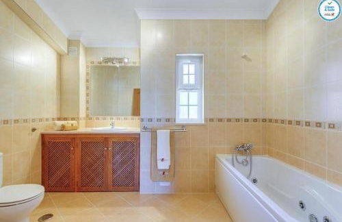 Villa Mikael - Free Wi-Fi - Aircon - Private Pool by bedzy - Foto 20