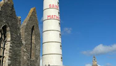 Vue Phare Pointe St Mathieu, accès direct Gr34 et plage, piscine chauffée - Foto 3