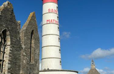 Vue Phare Pointe St Mathieu, accès direct Gr34 et plage, piscine chauffée - Foto 3