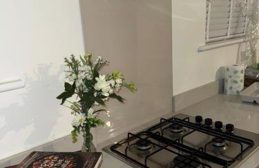 Detached 4BR House - Private Garden, Garage & Parking - Perfect for Long Stays, Families, Contractors - Photo 30