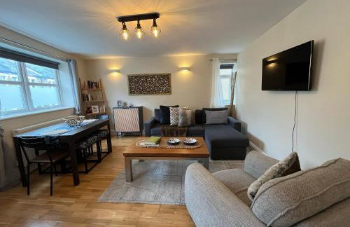 Spacious 2 Bedroom Apartment - Foto 1