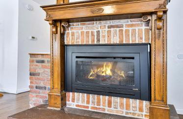 Family Perfect 4BR Home with Hot Tub, Pool Table, Fenced Yard, Cozy Fireplace, Mountain Views, Walkable Neighborhood, Near Parks, Dining, and Adventure - Foto 14