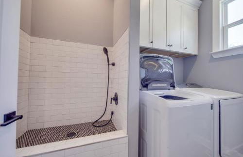 5BR Farmhouse Lake Retreat Pool Hot Tub Theater - Foto 51