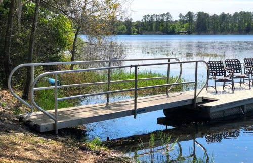 Spacious Cabin for a Group Getaway Overlooking Junior Lake in Florida - Foto 33
