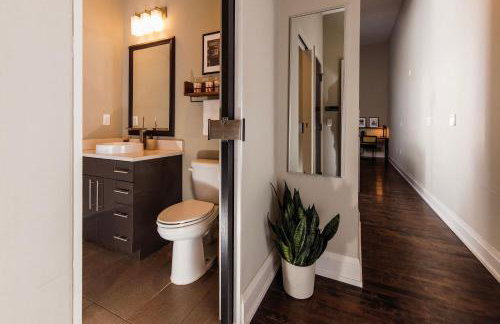 Downtown Luxe 2BR Loft Apt - Sleeps 6-7 - Walkable - Foto 21