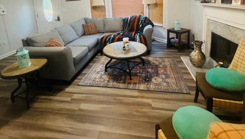 TheCornerWhiteHouse - Photo 2