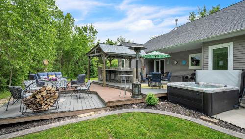 Lakeside Retreat with Hot Tub & Game Room home - Foto 5