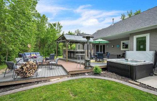 Lakeside Retreat with Hot Tub & Game Room home - Foto 5