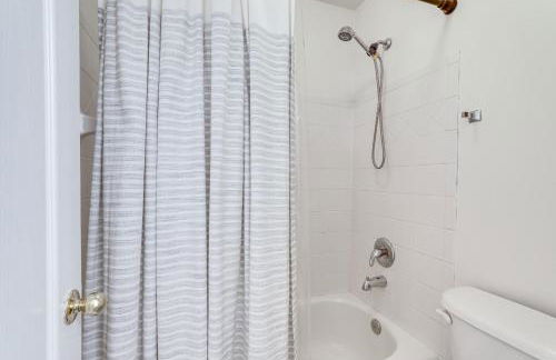 Modern Stone Mountain Home with Spacious Deck, Grill - Foto 22