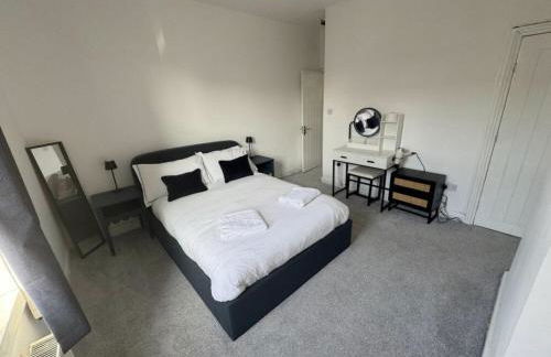 Levenshulme House - 2 Bedroom - Sleeps 6 - Free Parking & WiFi - Foto 9