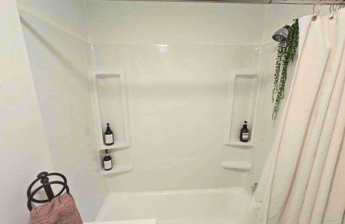 Jungle House Columbus Downtown Free Parking Sleeps 6 - Steps to Convention Center & Nationwide Arena - 1BR Short North Luxury Home - Over 5,800 Five Star Stays - Foto 34