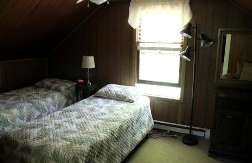 Charming Cabin Rental with Private Beach Access on Lake George in New York - Foto 12