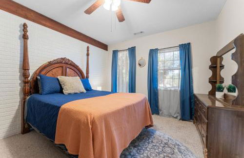 Lakefront Retreat with Deck Movie Room and Yard - Foto 36