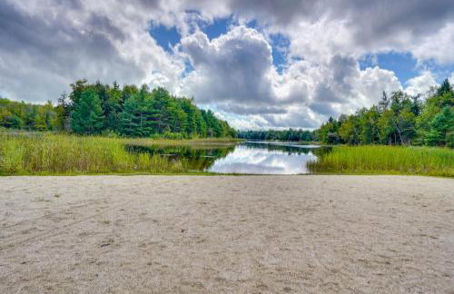 A-Frame Cabin with Furnished Deck in Becket! - Foto 36