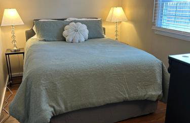 Charming Cottage with fenced yard in convenient location - Foto 10