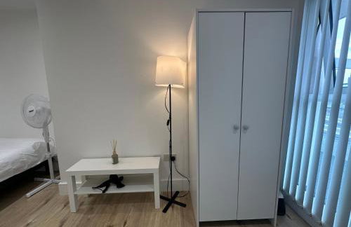 London Luton Airport Luxury Midland Apartments - GATED PARKING - Balcony - Sleeps 4 - Foto 13