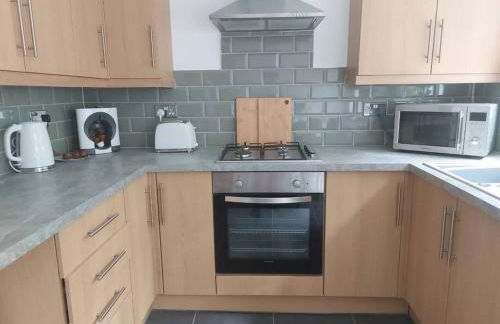 Charming 2 BedRoom Tredegar Gem. Sleeps 4 - Photo 3