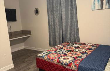 Newer Construction Home in Port Richey 3BR 2BA Bright with High Ceilings, Screened Lanai & Lake View, Fully Furnished, Conveniently Located on a Corner Lot with No Front Neighbors, Short Walk to US-19, Shops & Restaurants - Foto 26