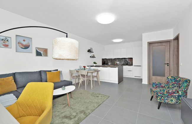 Fully equipped apartments with Terraces, Free garage parking, Netflix & AC - by Apartmány Šlapanice cz - Foto 32