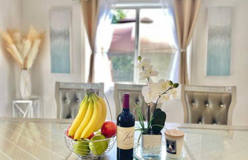 New Charming Spacious Disneyland Pool Home - Photo 29