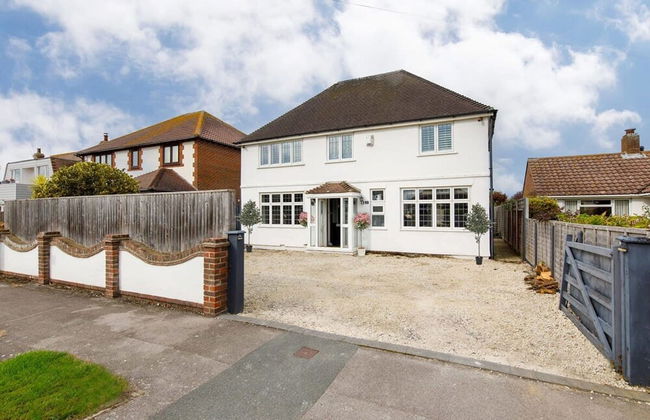 Bright Modern 4 br House 100 Metres From Beach - Photo 58