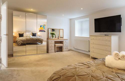 Luxe Detached 3 Bed Luxe House on Exclusive Private Estate Close to Coast Free Hot Tub Sleeps 6 Private Parking for 2 Cars - Photo 20