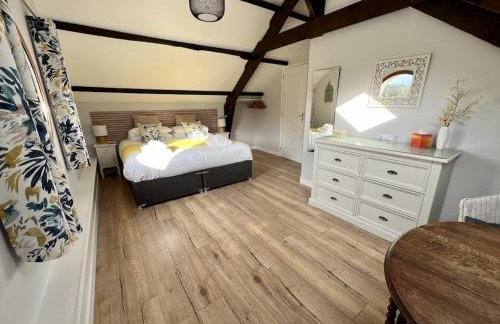 Quai du Val is a Charming Pet and Family Friendly Riverside Gite in Lehon close to Dinan Sleeps 7 - Photo 23