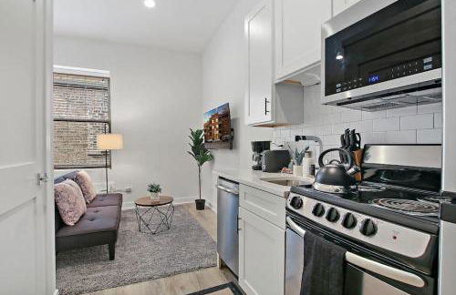 Studio Apt with Laundry, Near Shops! - Montrose Studio rep - Photo 7