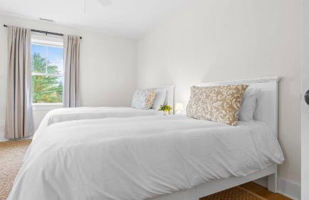 Modern Berkshires Farmhouse w Porch Fireplace Views Beaver Creek by AvantStay - Foto 33