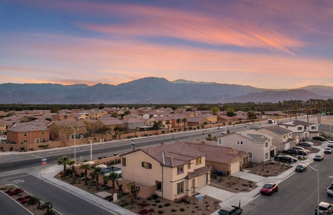 Desert Eden by Avantstay 6BR w/ Ensuite Backyard Oasis w/ Pool & Hot Tub! - Foto 43