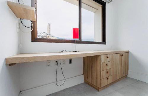 LEBLON INN RESIDENCIAL LUXUOSO com PISCINA, rooftop, academia, sauna, Varanda dentro do apt com VISTA DESLUMBRANTE, limpeza diária estilo hotel , cozinha completa 50 metros do posto 12 pauloangerami DFL15 - Foto 16
