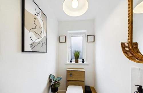 5-Bed Retreat with Hot Tub, Garden & Relaxing Views - Foto 43