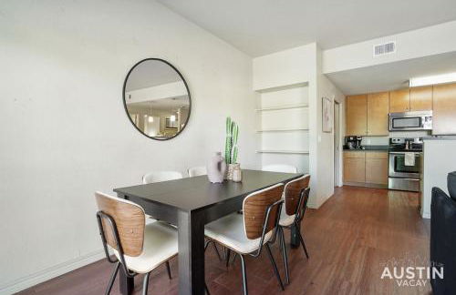 Dual Urban Oasis 8BR in Vibrant North Loop Hub - Foto 2