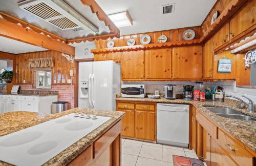 Family Pool Home • Sleeps 8 - Foto 5