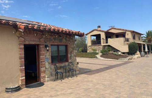 Casita Vino Dog-Friendly Vineyard Retreat & Stay - Photo 8