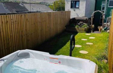 HOT TUB - Miners Cottage - edge of Brecon Beacons National Park - Heritage Town - Foto 41