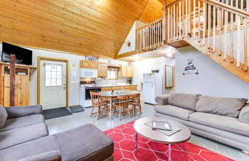 Cozy Birchwood Retreat on UTV Trail with Hot Tub! - Foto 10