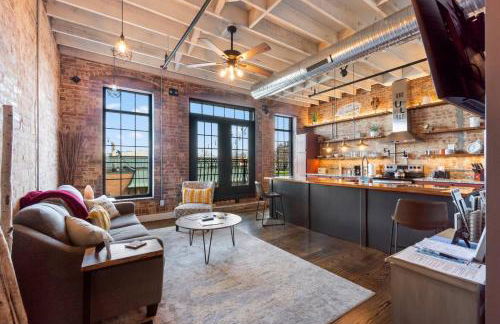 Downtown Urban Loft above Restaurants - Foto 8