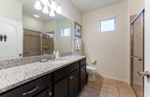 Luxury 8BR Villa with Pool, Spa, Theater & Game Room near Disney - Foto 79