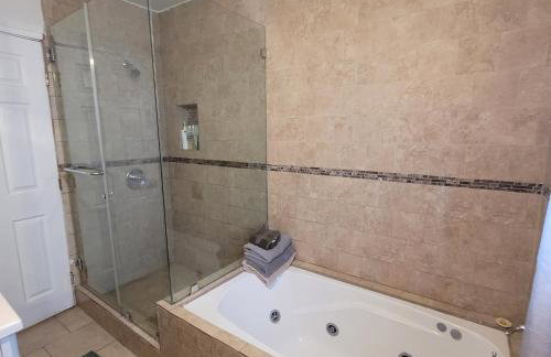 3 bedroom 2 bath home with Jacuzzi near Beverly Hills, wi-fi, Jacuzzi, Roku, BBQ, giant games family fun - Foto 20