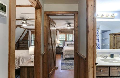 Charming Renovated Cabin with Fireplace - Foto 35