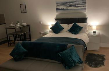 Super-King Bed Studio Apartment in Central Northampton - Photo 4