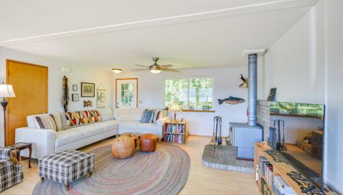 Hoodsport Vacation Rental w/ Deck & Canal Views! - Foto 5