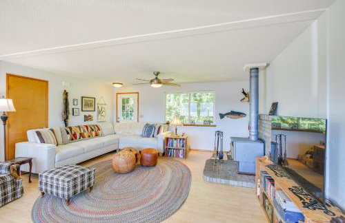 Hoodsport Vacation Rental w/ Deck & Canal Views! - Foto 5