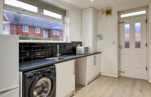 Vibrant 3BR Getaway Sleeps 6 Exclusive Offer - Photo 20