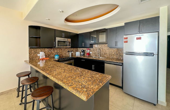 Poolside Family Retreat 2BR Condo - Foto 11