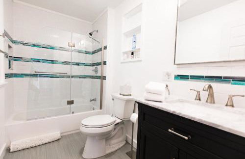 Rustic Luxe Creekside Retreat with Hot Tub and Fire Pit, Minutes From Hudson - Foto 16